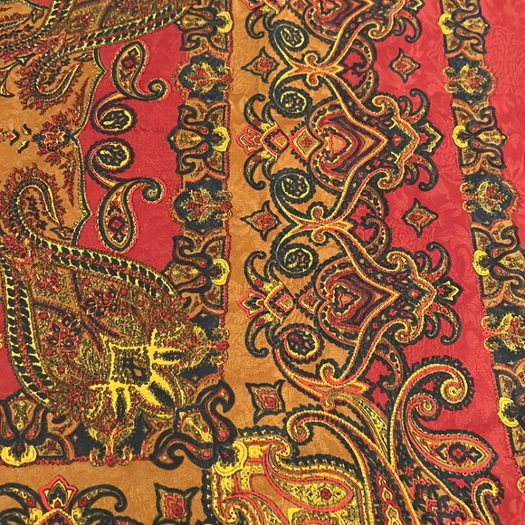 Wool scarf. 35” square. Traditional paisley design on bordeaux field. - Picture 4 of 6